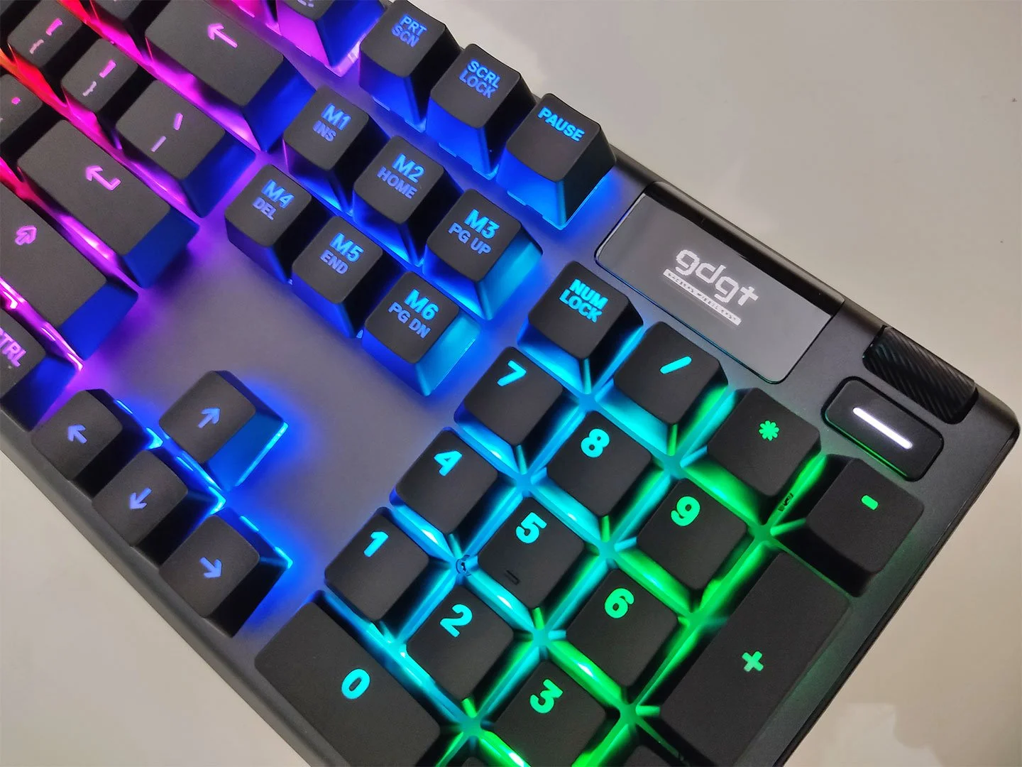 Steelseries Apex 5 Hybrid Mechanical Keyboard Review Gadgets Middle East