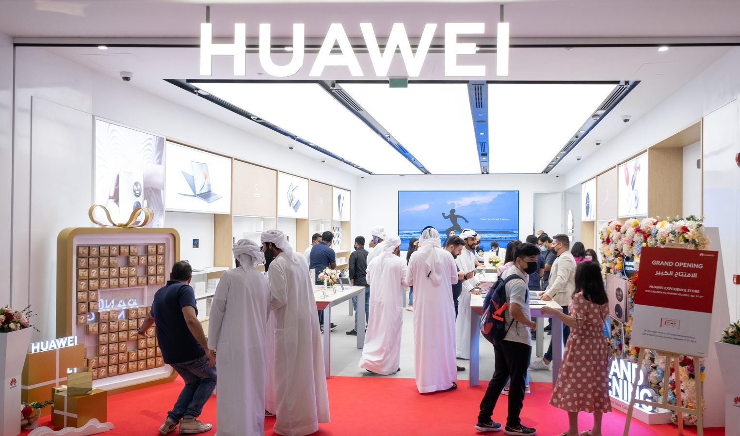 Two more Huawei Experience Stores open doors in the UAE