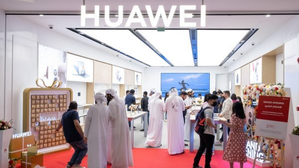 Two more Huawei Experience Stores open doors in the UAE