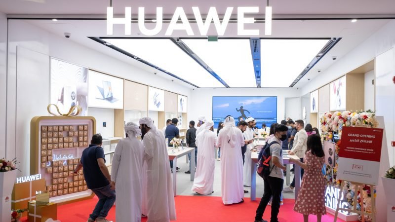 Two more Huawei Experience Stores open doors in the UAE