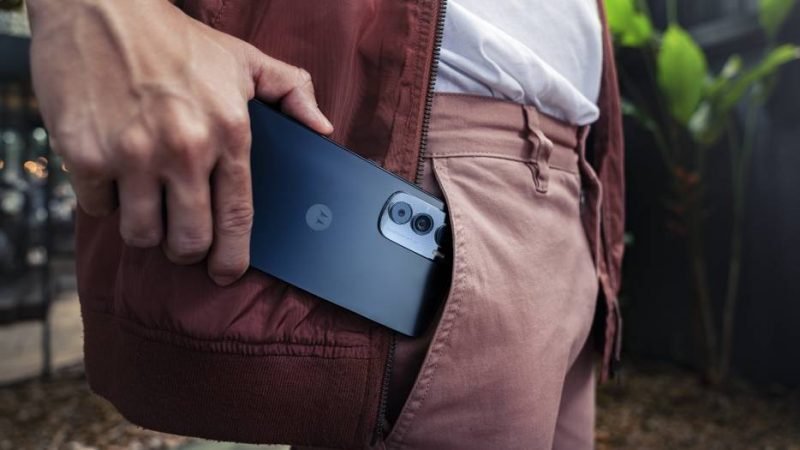 Motorola launches slimmest 5G smartphone Edge 30 in the UAE