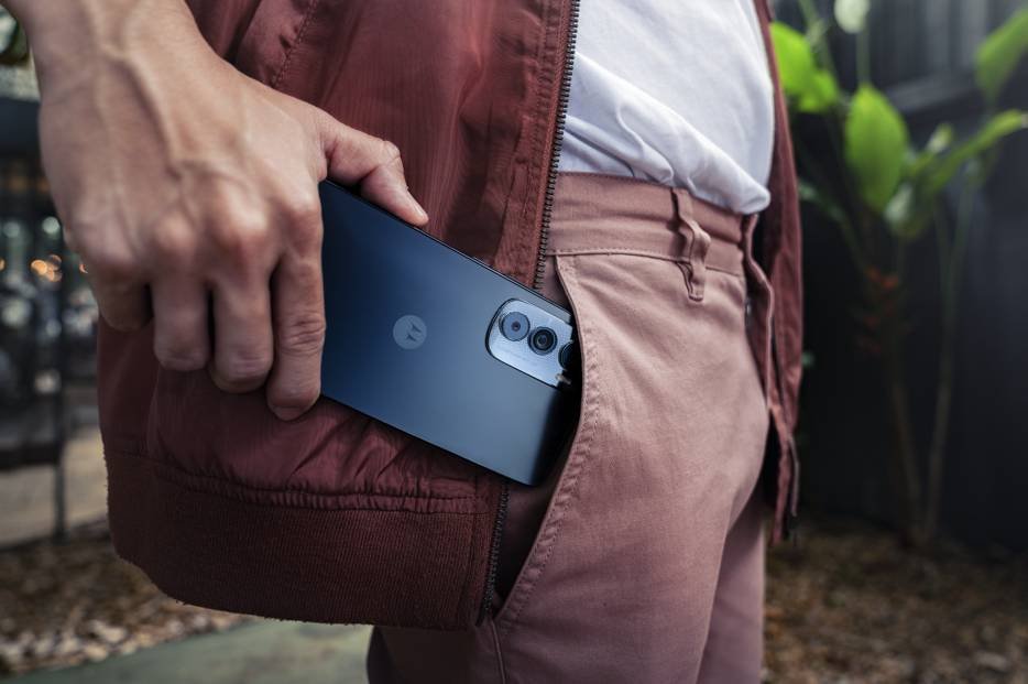 Motorola launches slimmest 5G smartphone Edge 30 in the UAE