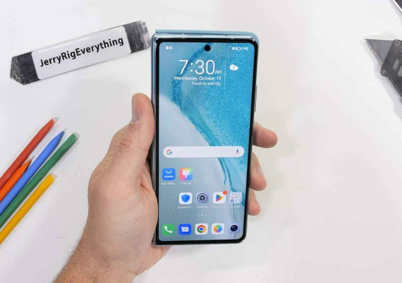 The HONOR Magic Vs Foldable Smartphone features a Gearless Hinge Technology