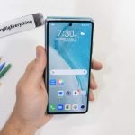 The HONOR Magic Vs Foldable Smartphone features a Gearless Hinge Technology