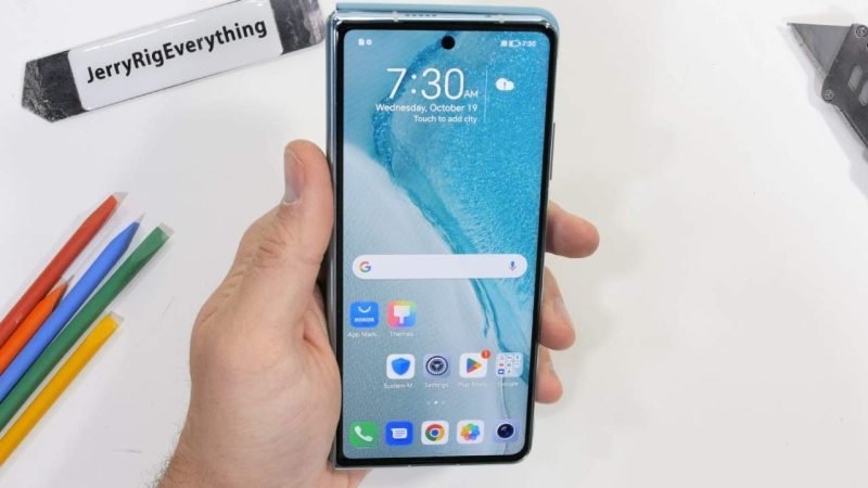 The HONOR Magic Vs Foldable Smartphone features a Gearless Hinge Technology